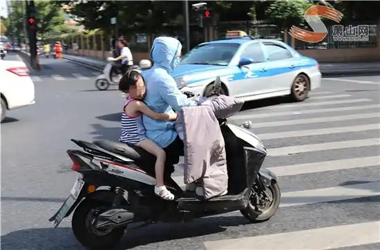 电动车"花式"载人 出行安全如何保障?