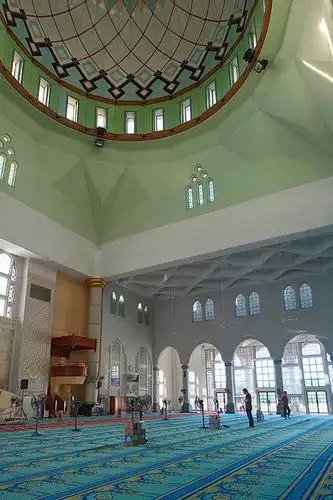 两女子在沙巴清真寺前大跳抖音热舞,惹怒官方宣布暂停游客参观