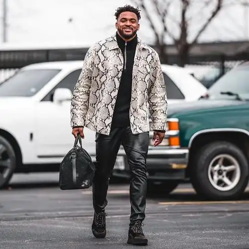 然而在具体的风格层面,与威少相比,jamal adams 的风格虽然同样骚气