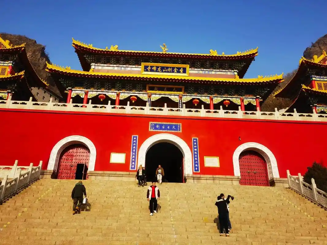 刚山龙峰寺位于辽宁省辽阳县东部山区下达河乡,与著名的汤河水库 - 抖