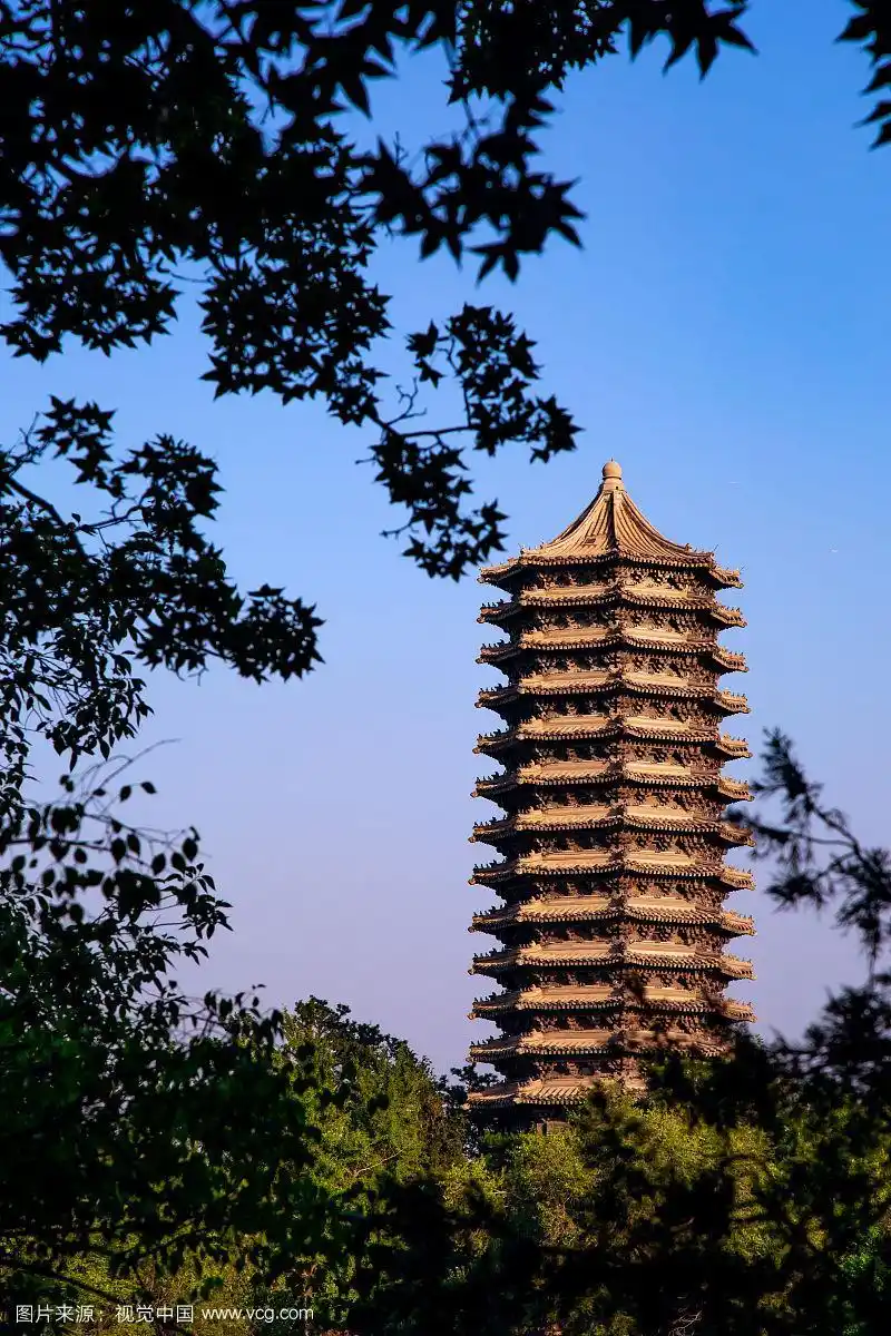 北京大学未名湖畔的博雅塔