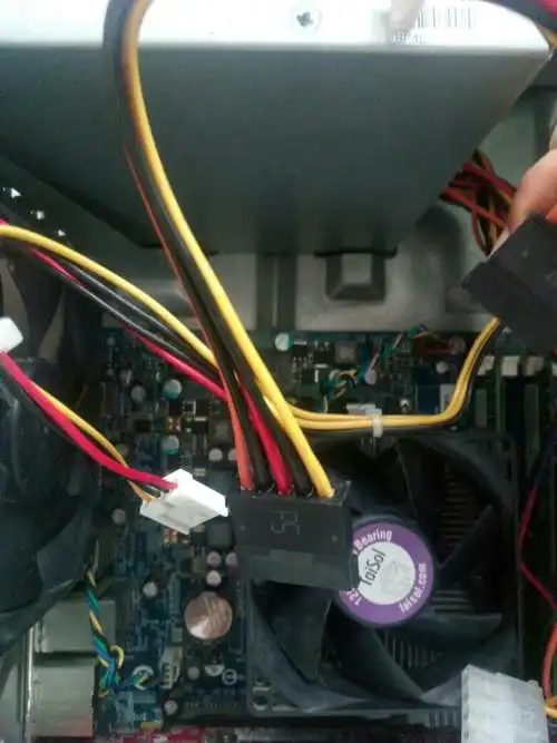 联想k315台式电脑主机箱里的电源线怎么插?