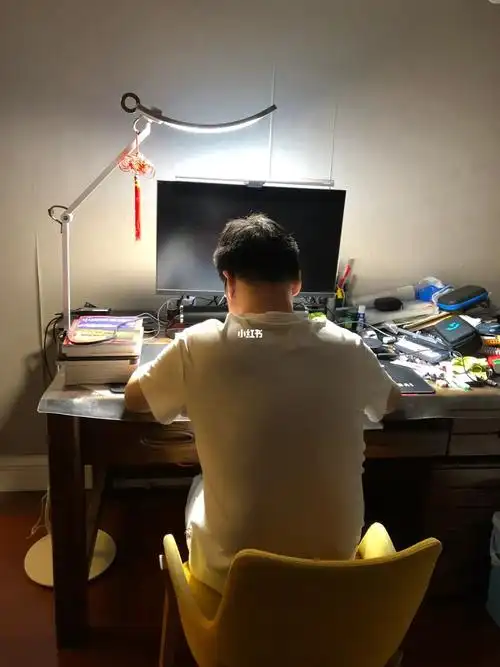 晚上喜欢一个人在书房静静地看书,电脑上用的是screenbar halo挂灯