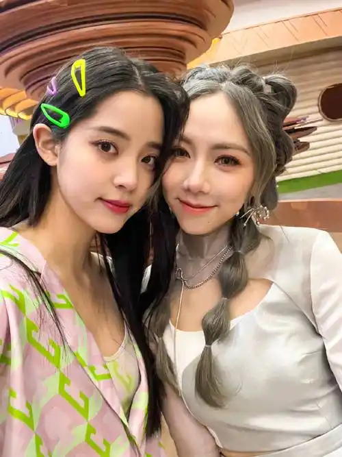 欧阳娜娜与邓紫棋同框合影,俩人亲密拥抱,姐妹情深!