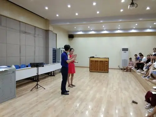 学员演示四四拍手势