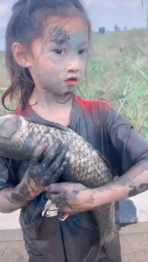 小美女为抓鱼整个人掉进泥潭,衣服脸上全是黑泥,这才是完整的童年