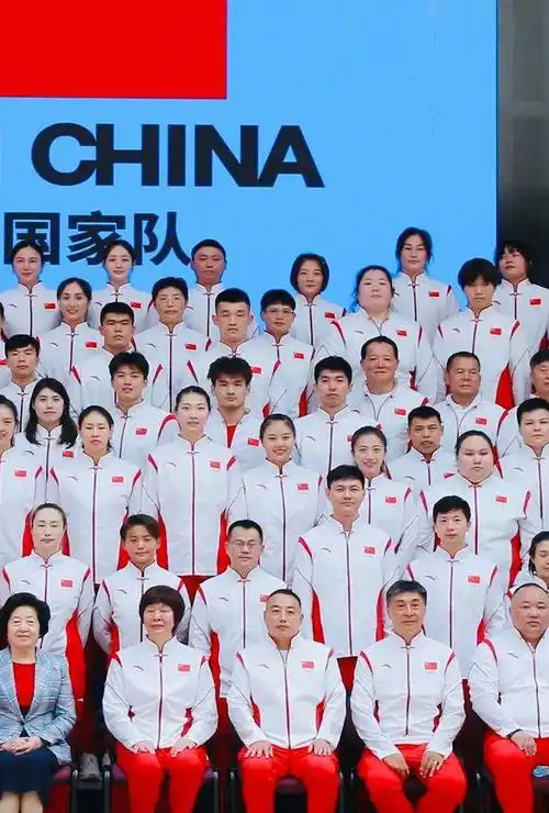 中国国家队合影来袭红白配色很惹眼这张照片得值多少块奖牌