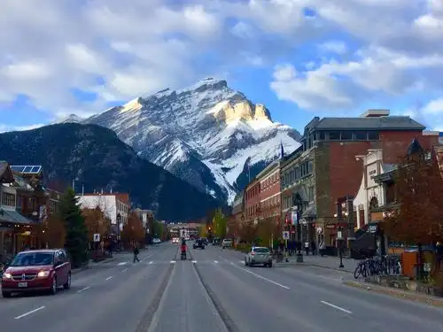 加拿大班芙小镇处于洛基山脉