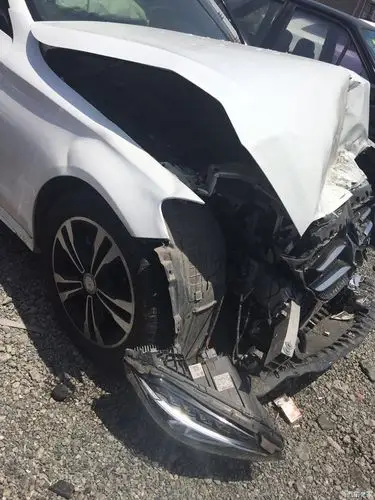 奔驰c200避让电瓶车遭遇了正面相撞不定全损还能要吗