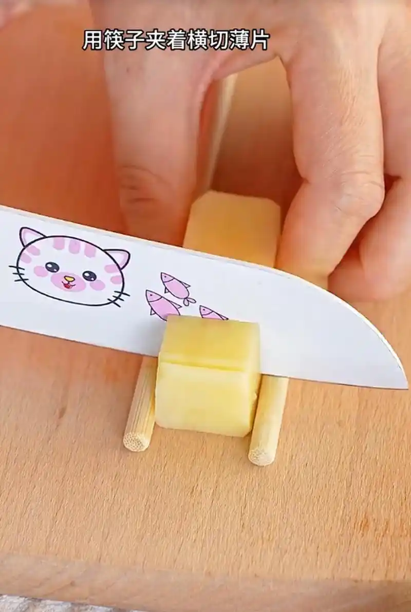 厨房小白闭眼就能做6015 酥脆旋风土豆超好吃 食材: 土豆3个