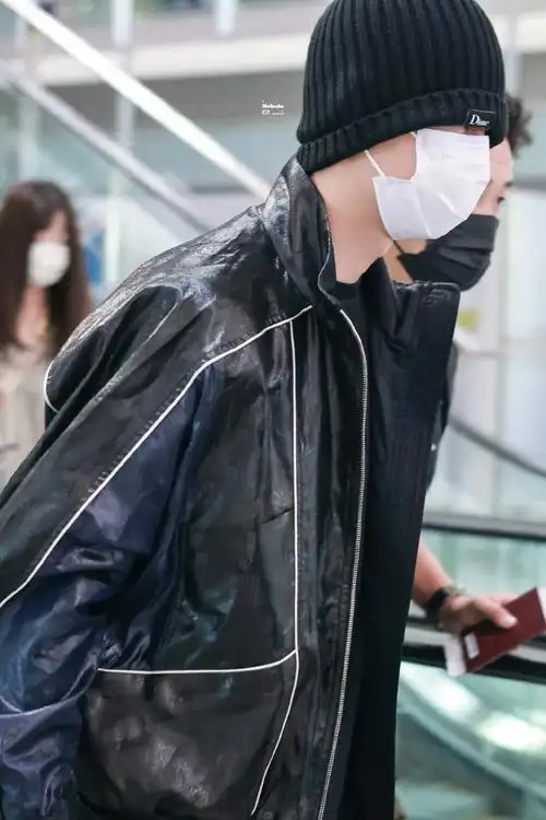 巴黎时装周 机场 & 街拍|王一博这两套私服真的时髦到飞起99好酷