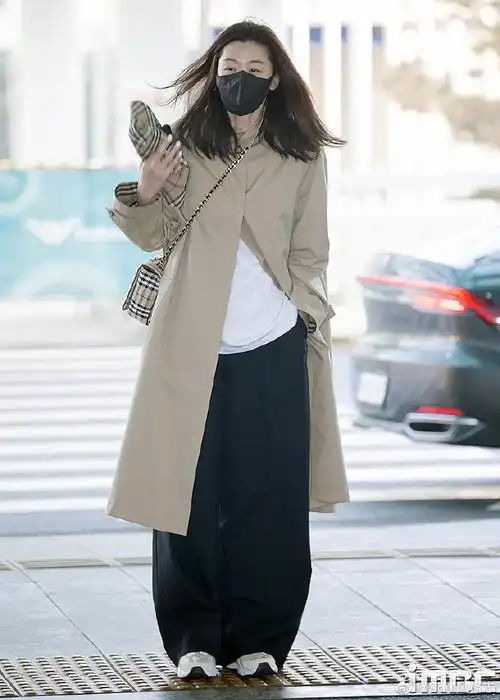 全智贤机场风衣穿搭