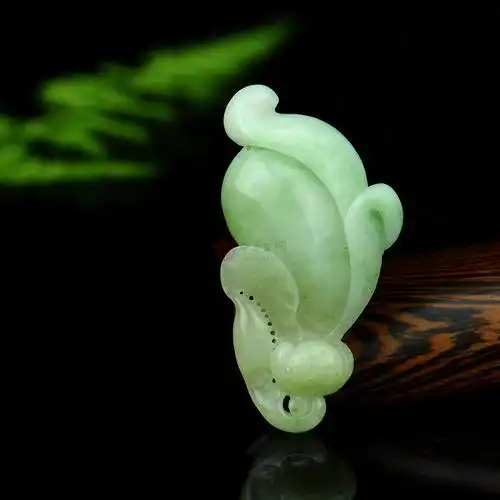 独玉绿白料挂件 玉兰花