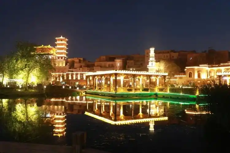 璀璨的灯光,欢快的歌舞,可口的美食都为夜晚的喀什古城增添了不少热闹