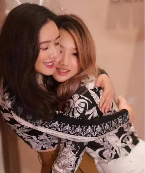 2005年,事业稳定的田海蓉还不忘拉了妹妹一把,和田海燕一起出演了