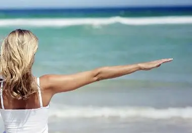 【花样健走】平举双手"昂步"走