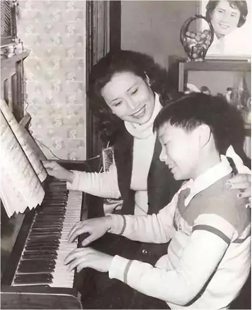 施鸿鄂已经病逝十几年了,遗孀朱逢博,她的痴爱让人泪目