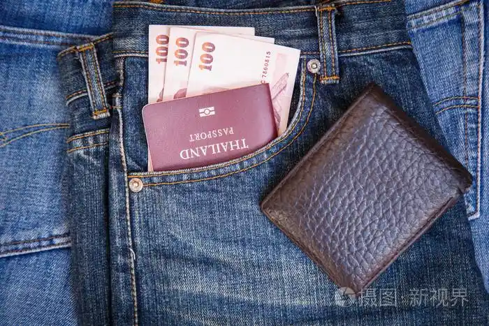泰国护照和粗斜纹棉布牛仔裤口袋里的钱