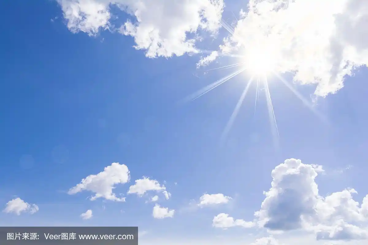 晴空万里,云和太阳升起