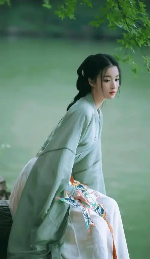 她只有23岁是怎么将古装穿得这么潇洒呢