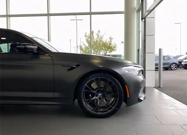 例如带有20英寸石墨灰色y形m车轮的灰色哑光金属漆除了美观之外,性能