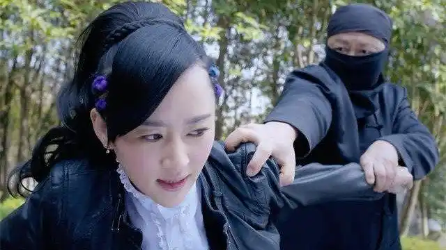 杀出黎明女探长调查真相不料被黑衣人威胁让她将人质救出来