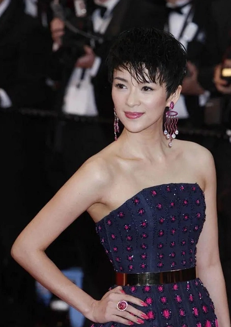 章子怡换个发型更惊艳,利落短发配抹胸裙洋气精致,女神范十足