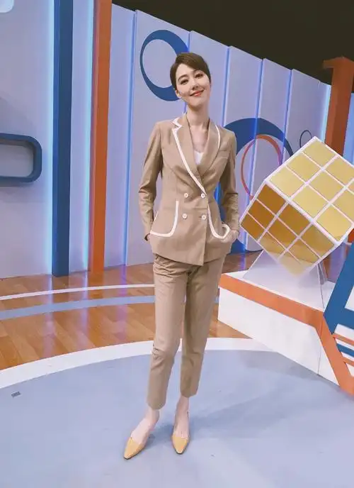 央视主持人王冠重返一线舞台,李咏离开之后,搭档换另一位大咖