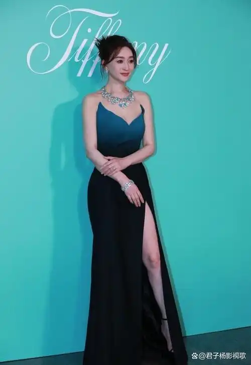 近日,知名女星李小冉在社交平台上分享一组写真,并留言:"随性自在 "