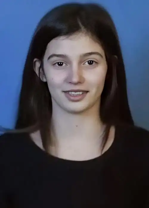 修了一张lila的证件照!