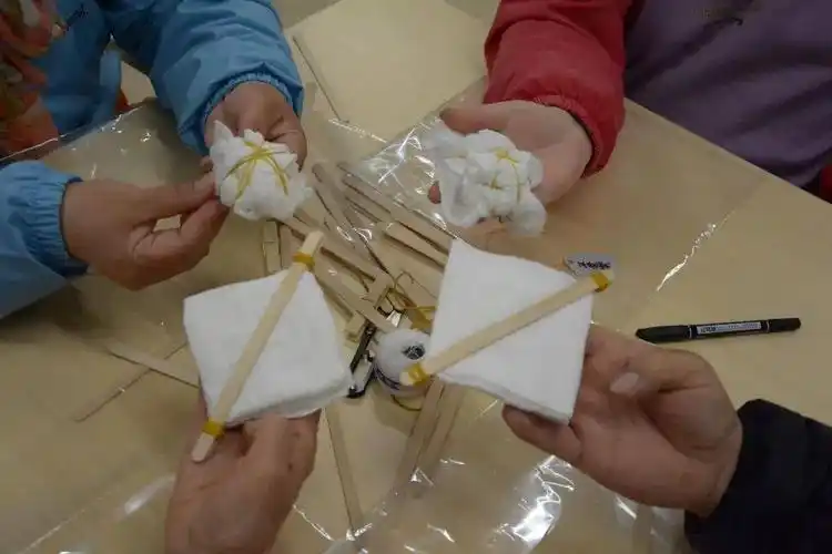 授课老师首先讲解了扎染工艺的由来,特色,用途和制作过程,随后指导