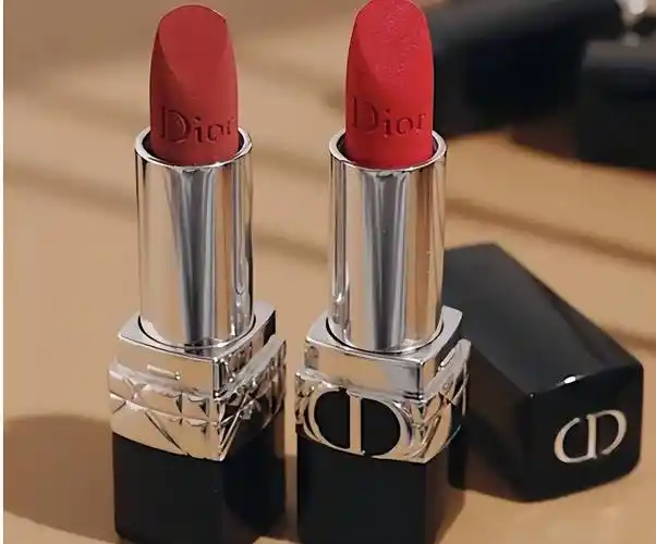 另外在外包装上增加了迪奥经典的cd logo,更加闪耀亮眼.