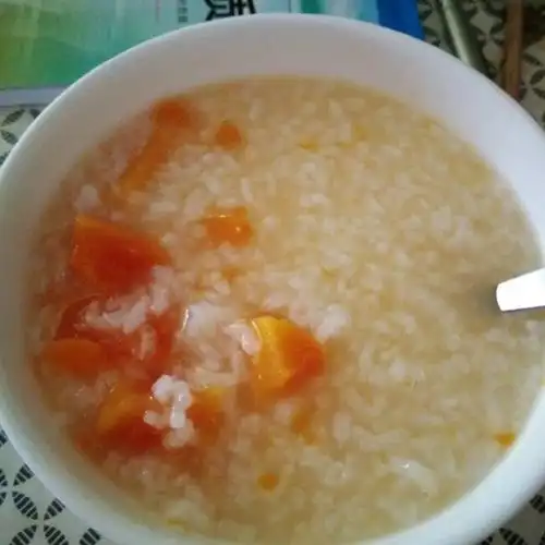 p>木瓜粥具有平肝和胃,舒筋活洛,软化血管,抗菌消炎,抗衰养颜,抗癌