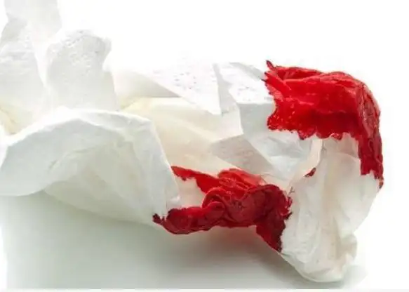 儿子打骂母亲把母亲赶出家门留一张带血的纸巾才知他别有用心