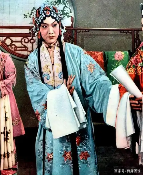 张君秋的艺术主要来源是王,梅,程三派,其中两大特点最重要