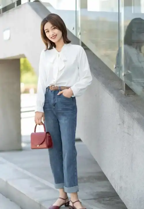 给大家推荐的第三套,里面一件连衣裙搭配上外面的风衣外套,这样的搭配