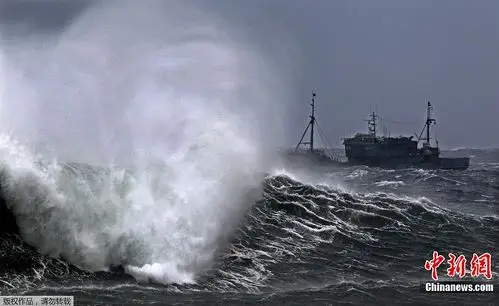 台风布拉万北上韩国济州岛巨浪滔天