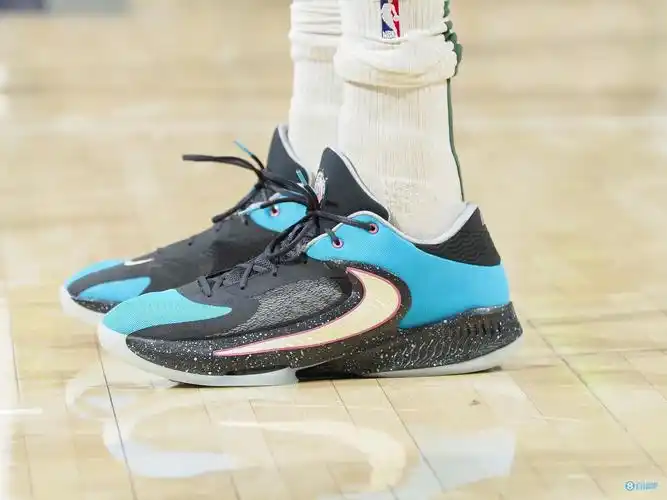 字母哥上脚个人第4代签名鞋 砍下41分12板6助&18罚7中