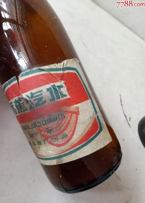 怀旧老汽水瓶,带标贴的老瓶子