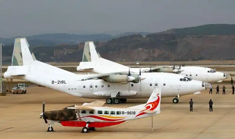 此次交付的2驾y-8c运输机尚未完成最后涂装,但委空军的迷彩涂装已经