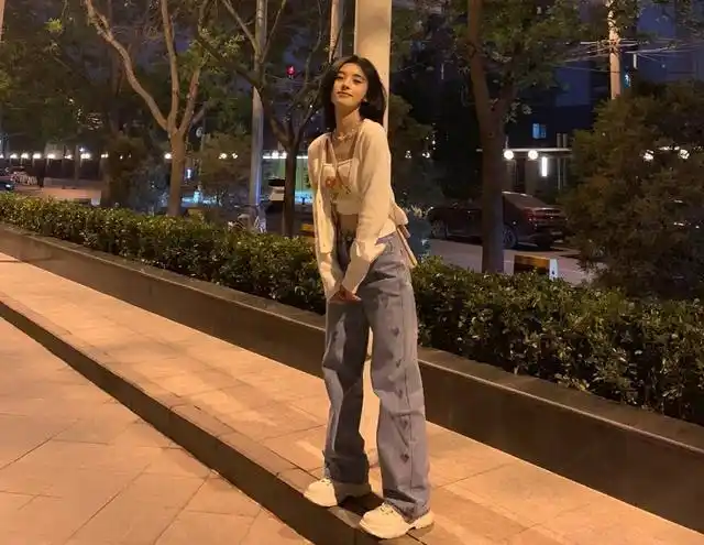 鞠婧祎晒无美颜自拍鼻梁高度太令人羡慕全身照却暴露真实身高