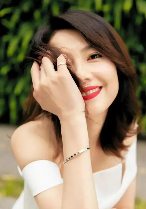 他仍对前女友怀有深情,无法敞开心扉去接纳新的伴侣.