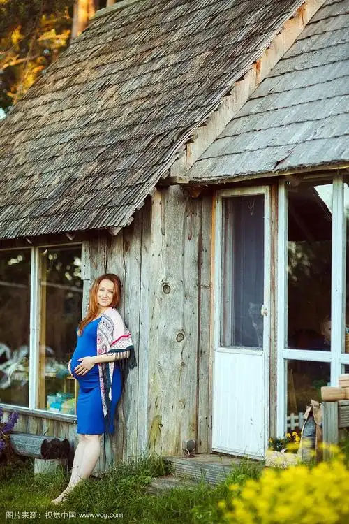 一名孕妇站在家门口