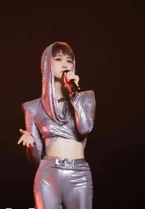 大多数人都不敢穿李宇春的紧身衣,这太令人惊讶了!_身材_照片_中性