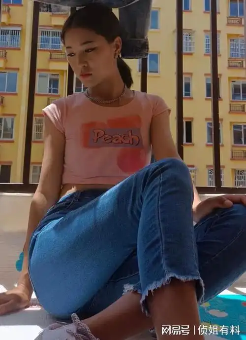 微胖的素人紧身牛仔裤穿搭紧身上衣居家自拍这波是否更有味道