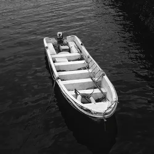 手机黑白摄影日记 —— 岸边的一只船