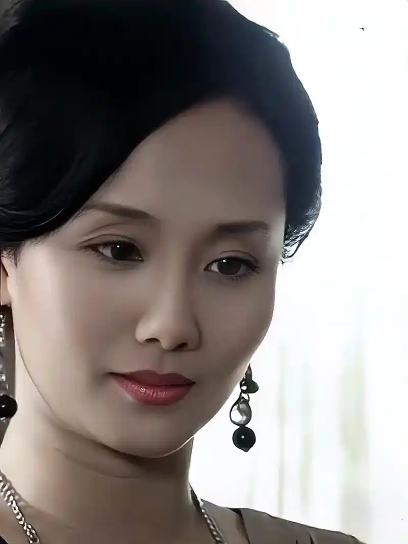 李颖,身为演员,这位拥有盛世容颜的气质女神,美若画卷,熠熠生辉.