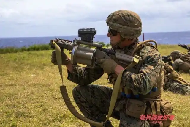美军集体公开榴弹发射器实射照片,单兵和班组火力武器全展示