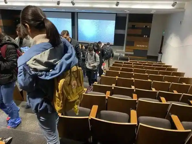 静谧孤寂的深夜里,空荡荡的一百三十平米的公寓中只剩下我孤身一人.