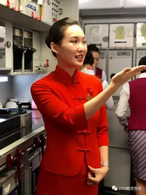 也代表了大家此刻喜悦的心情既和客舱的五星红旗呼应其中乘务长身着